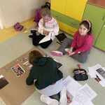uczniowie pracują nad plakatem_ uczeń maluje