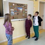 zespół prezentuje plakat o Poznaniu