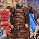 Uczeń pozuje w zbroi rycerskiej