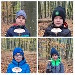 Chłopcy pozują do zdjęcia z kanią czubajką