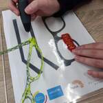 Uczeń używa długopisu 3D