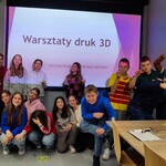 Uczniwie pozują do zdjęcia