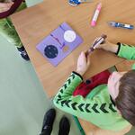 Uczniowie wykonują kartki bożonarodzeniowe