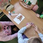 Uczniowie wykonują kartki bożonarodzeniowe
