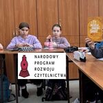 Uczeń prezentuje książkę swojej klasie
