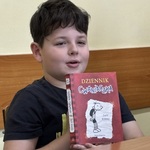 Uczeń prezentuje książkę swoim kolegom z klasy