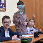 Uczeń prezentuje książkę swoim kolegom