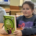 Uczeń prezentuje książkę do przeczytania