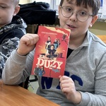 Uczeń prezentuje książkę swoim kolegom i koleżankom