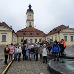Uczniowie pozują do zdjęcia przed Ratuszem w Białymstoku