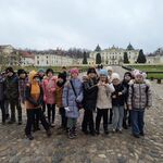 Uczniowie pozują przed Pałacem Branickich