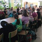 Uczniowie klasy czwartej na prelekcji