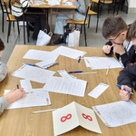 ósmoklasiści rozwiązują zadania konkursowe
