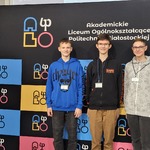 zespół ósmoklasistów pozuje do zdjęcia