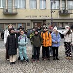 Uczniowie klasy 5a przed Muzeum Wojska