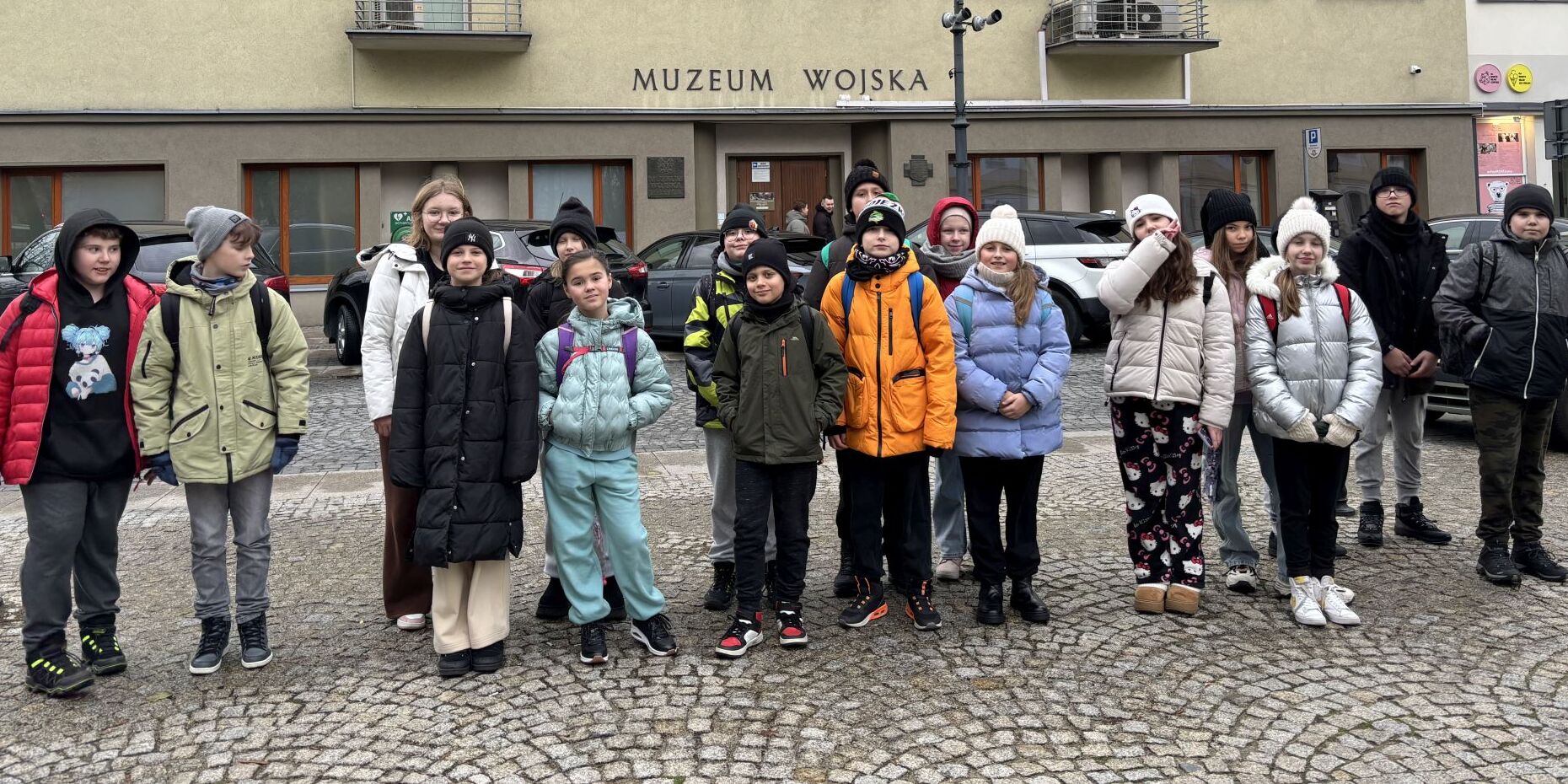 Uczniowie klasy 5a przed Muzeum Wojska