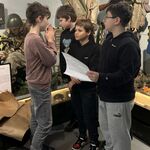 Chłopcy klasy 5a realizują zadania na warsztatach w Muzeum Wojska
