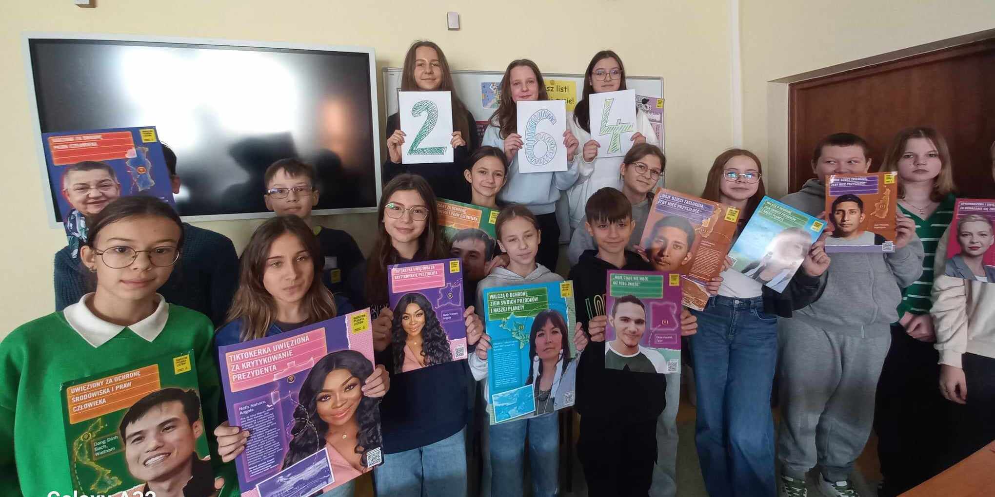 Uczniowie szkoły prezentujący wyniki tegorocznego Maratonu Pisania Listów