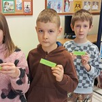 Klasa odpowiada na pytanie w konkursie czytelniczym
