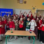 klasa 2a i 2d świętuje zwycięstwo w teleturnieju