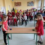 uczennice klasy 2a i 2d stoją przy brzęczykach