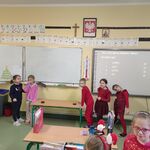 uczniowie klasy 1c i 1d walczą o pytanie