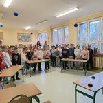 uczniowie dopingują swoje drużyny podczas udziału w quizie