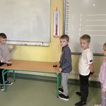 drużyny klas 1a i 1b przy przęczykach
