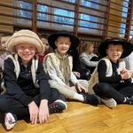 Na zdjęciu znajduje się trzech chłopców prrzebranych w stroje pastuszków