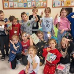 Klasa wypożyczyła książki w bibliotece