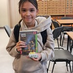 Dziewczynka wypożyczyła książkę w bibliotece