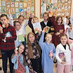 Klasa wypożyczyła książki w bibliotece i losowąła nagrody