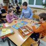 Dzieci grają w gry planszowe klasa 5b