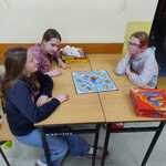 Dziewczynki grają w gry planszowe klasa 5b