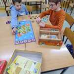 Chłopcy grają w gry planszowe klasa 5b