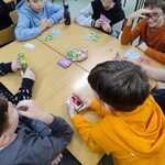 Chłopcy grają w karty klasa 5b