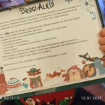 chłopiec trzyma list od klasy