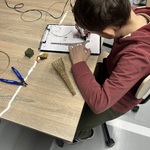 Uczniowie tworzą wybrany przez siebie projekt z użyciem długopisu 3D