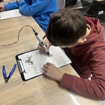 Uczniowie tworzą wybrany przez siebie projekt z użyciem długopisu 3D