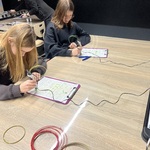 Uczniowie tworzą wybrany przez siebie projekt z użyciem długopisu 3D