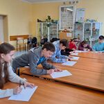 Klasa 4b na warsztatach dotyczących tolerancji - dzieci rysują