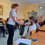 Klasa 4b na warsztatach z tolerancji - dzieci losują