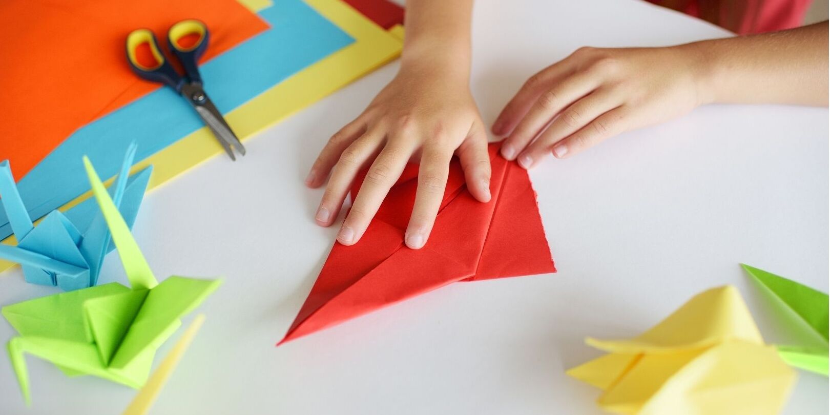 dziecko składa origami.jpg