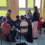 Uczniowie pracują w grupie