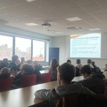 Uczniowie oglądają prezentację na temat pracy operatora numeru alarmowego