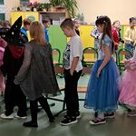 Dzieci tańczą wokół krzeseł