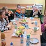 Dzieci jedzą pyszną pizzę