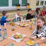 Uczniowie podczas wspólnego poczęstunku
