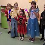 Dziewczynki w strojach karnawałowych