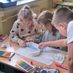 Uczniowie pracują w grupach